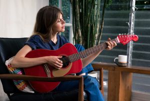 chơi đàn guitar Tiếng Anh là gì