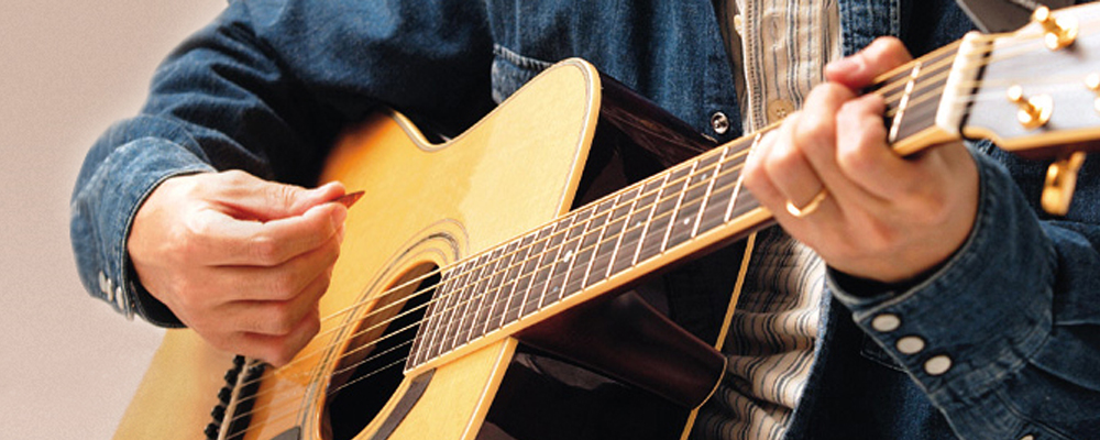 10 Common Beginner Guitar Mistakes and The Fixes 10 How to Play the Acoustic Guitar:Let's listen to the notes - Musical Instrument Guide - Yamaha Corporation