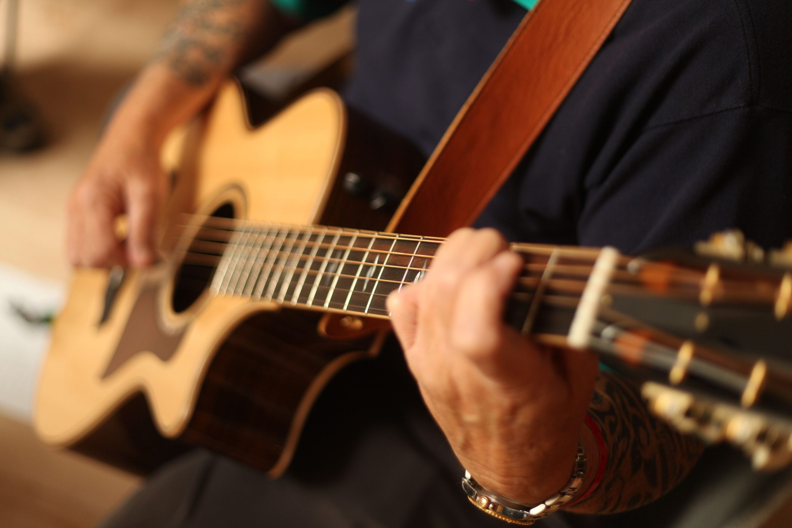 Fingerstyle vs Strumming Guitar Difference Guide 12 The Ultimate Guide to Learning Guitar - Acoustic Life