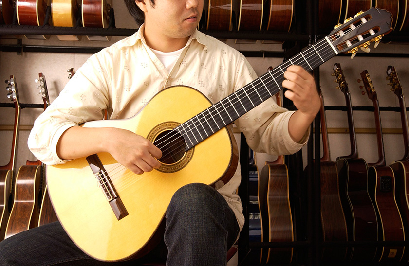 Essential Guitar Pedals for Rock and Blues Guide 12 How to Play the Classical Guitar:The basic position - Musical Instrument Guide - Yamaha Corporation
